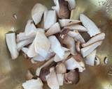 รูปขั้นตอนการทำที่ 1 ของ แกงคั่วเห็ดออรินจิย่างใบยี่หร่า🌶️🌿🧄🍄