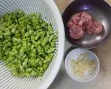 รูปขั้นตอนการทำที่ 1 ของ ดอกขจรผัดหมูสับ