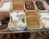 A picture of step 1 of S’mores snackle box.