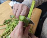 A picture of step 2 of Breadcrumbs-stuffed artichokes.