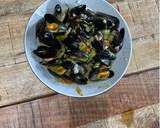 A picture of step 10 of Mussels with leeks, white whine and Greek oregano!.