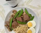 A picture of step 4 of Stir-fried beef with sugar snap pea and mushroom on rice.