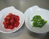 A picture of step 1 of Scrambed Eggs with Colourful Vegetables and Tuna.