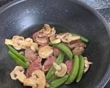 A picture of step 3 of Stir-fried beef with sugar snap pea and mushroom on rice.