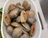 A picture of step 1 of Thai Sweet Clams with Sweet Basil and Mild Chilli Sauce - WOWeeee :P.