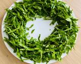 A picture of step 1 of Salad "Wreath" of spinach with shrimps and tangerine.