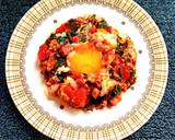 A picture of step 4 of Fried Eggs with Bacon, Kale and Tomatoes.