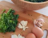 A picture of step 1 of Kale and eggs stir fry.