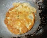 รูปขั้นตอนการทำที่ 3 ของ เมนูคีโตไข่เจียวใบมะกรูดพริกขี้หนู