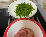 รูปขั้นตอนการทำที่ 3 ของ ถั่วลันเตาผัดใส่อกไก่