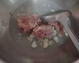 รูปขั้นตอนการทำที่ 2 ของ ผัดผักกาดดองหมูสับใส่ไข่ ไม่ใช้น้ำมัน