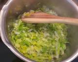 A picture of step 4 of Potato and leek cream soup.