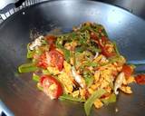 A picture of step 7 of Spicy green pepper shreds, shiitake mushrooms and tomato scrambled egg shreds (辣青椒炒香茹加番茄炒滑蛋).