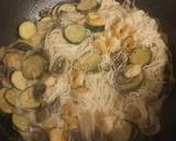 A picture of step 3 of Vermicelli rice noodles with mushrooms, courgettes and prawns.