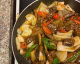 A picture of step 4 of Stir Fried Black Pepper Beef (with lots of crunch from the onion & chilli).