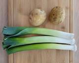 A picture of step 1 of Potato and leek cream soup.