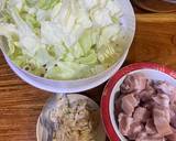 รูปขั้นตอนการทำที่ 1 ของ กะหล่ำปลีผัดใส่หมูสามชั้น