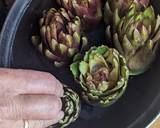 A picture of step 7 of Breadcrumbs-stuffed artichokes.