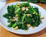 A picture of step 4 of Kale and eggs stir fry.