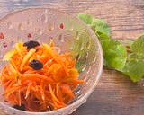 A picture of step 5 of Persimmon and Dried Fruit Carrot Salad.