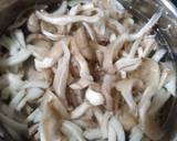 A picture of step 3 of Oyster Mushroom Clear Soup.