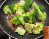 A picture of step 5 of 🥦Broccoli with salted black soybeans.