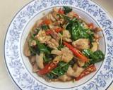 รูปขั้นตอนการทำที่ 2 ของ สะโพกไก่ผัดโหระพา #