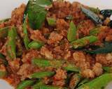 รูปขั้นตอนการทำที่ 4 ของ หมูสับผัดเครื่องแกงใส่ถั่วฝักยาว