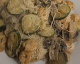 A picture of step 4 of Vermicelli rice noodles with mushrooms, courgettes and prawns.