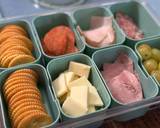 A picture of step 1 of Snackle box Lunchable.