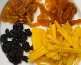 A picture of step 1 of Persimmon and Dried Fruit Carrot Salad.