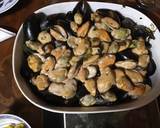 A picture of step 2 of California Farm Mussels in Garlic Cream with French Fries.