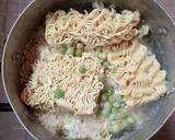 A picture of step 1 of Egg and Vegetable Stir-fried Noodles.