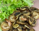 A picture of step 4 of Stir-fried shrimp and mushroom.