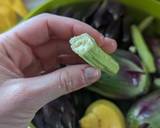 A picture of step 2 of Breadcrumbs-stuffed artichokes.