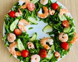 A picture of step 3 of Salad "Wreath" of spinach with shrimps and tangerine.